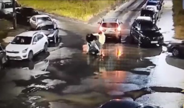 В Подмосковье двое мигрантов повалили на землю и отпинали 76‐летнего пенсионера за отказ их подвезти