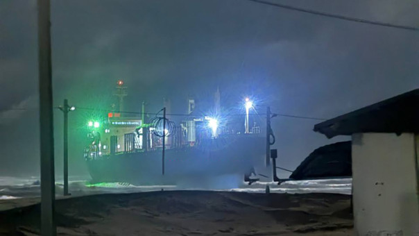 Под Анапой шторм выбросил на мель сухогруз под флагом Белиза