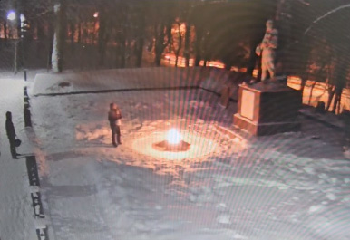 Суд в Петербурге постановил выдворить из России семьи мигрантов, дети которых потушили снегом Вечный огонь