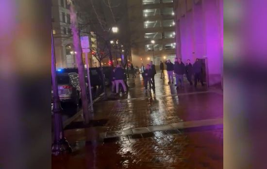 Седан влетел во внедорожник рядом с кортежем Байдена, когда тот выходил ...