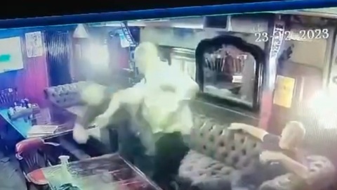 Прокурора, избившего в баре росгвардейца, отправили под домашний арест