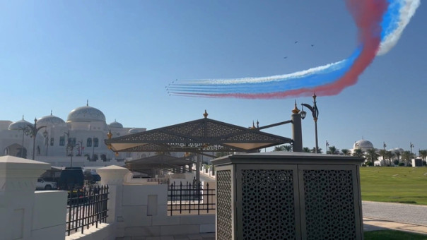 Владимира Путина красиво встретили в ОАЭ. В небе и к дворцу президента триколор.