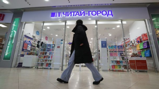 Сеть книжных магазинов «Читай-город — Буквоед» приостановила продажи книг Бориса Акунина и Дмитрия Быкова* после их высказываний.