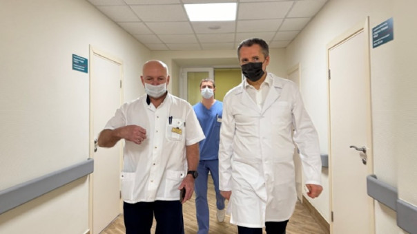 Губернатор Гладков посетил в больнице чиновников пострадавших при подрыве машины в районе хутора Высокий