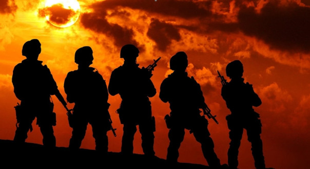 Кто за спиной у этих русских солдат?