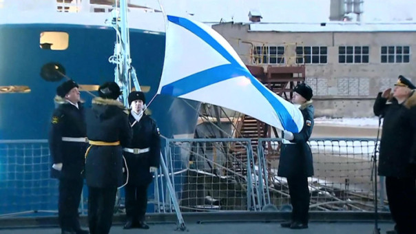 Путин разрешил поднять флаги на трех военных кораблях