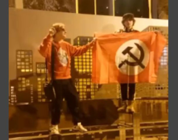 Полицаи схватили подростков с флагом с серпом и молотом, призвавшим идти «на Киев и Раду».
