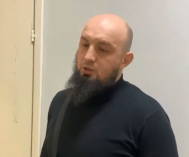 Сломал по причине «моросил» — ликвидировавший шлагбаум в Ленобласти и напавший на женщину и ребенка кавказец извинился перед полицейскими