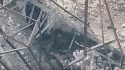 Русский боец забросал 5-х спецов ВСУ гранатами и заставил сдаться в плен