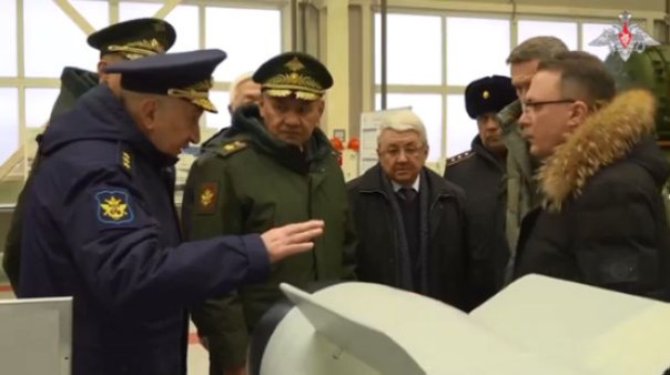 Шойгу проверил ход выполнения ГОЗ на ГосМКБ «Радуга», где выпускают управляемые ракеты.