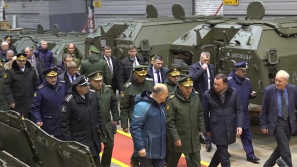 Шойгу проинспектировал производство самоходок на заводе "Уралтрансмаш"