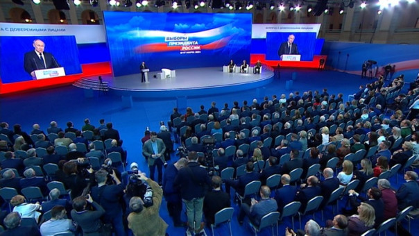 «Проходим сложный и важный этап в развитии нашей страны»: Путин выступил на встрече с доверенными лицами