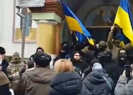 ВСУ и полиция вместе с раскольниками захватили православный храм в Черновицкой области.