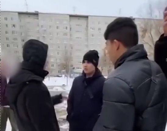 Подростки азербайджанского происхождения объявили войну местным жителям Тюмени — начали они с избиений на камеру прохожих и обедающих в кафе людей