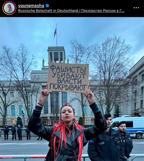 «Мне нравится Берлин, тут убивали русских» — признается блогер Мария Янг, которая больше всех скакала на митинге «навальнистов» в Германии