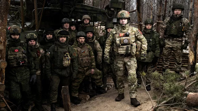 Пробки в киеве. Резня в городе буча украина. Мужчина оттирает стену. Замазано краской. Почему ушли из под киева.