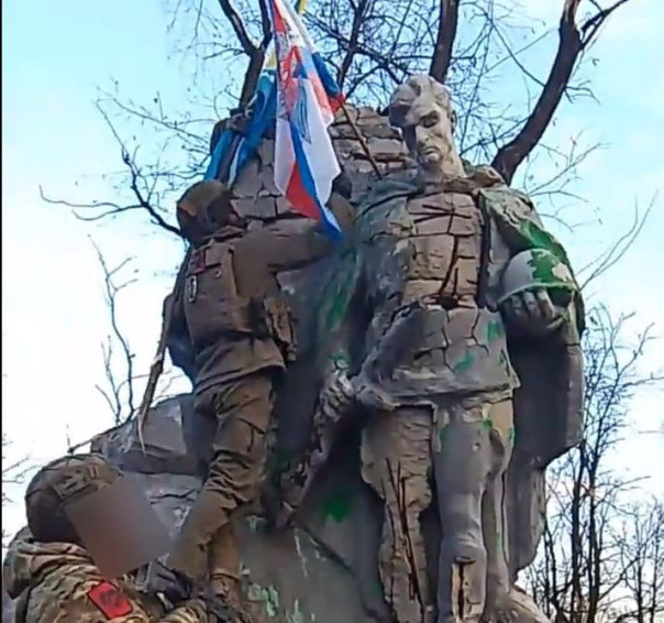 Русские флаги над городским парком и поликлиникой Авдеевки. Обстановка на 19.00 16.02.24 | Подборка видео