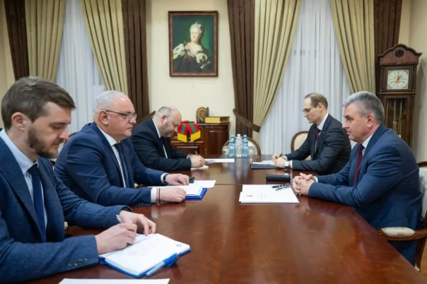 В Приднестровье усадили украинского посла-русофоба под портретом Екатерины Великой