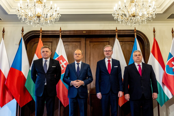 Вышеградская четверка: разошлись по парам