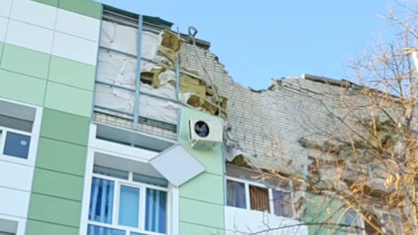 Здание курской поликлиники, поврежденное в результате падения обломков перехваченного украинского беспилотника.