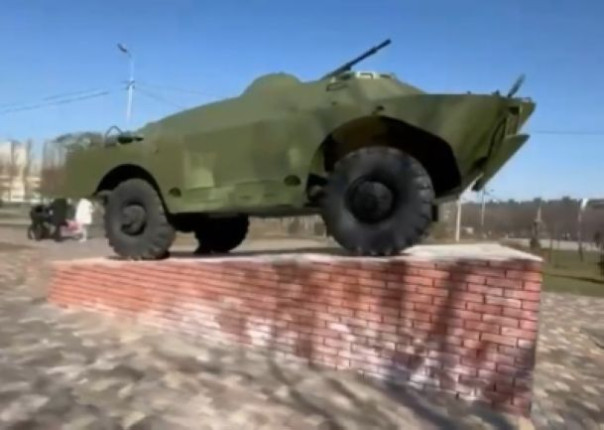 Вы будете смеяться, но... В Киеве демонтируют советскую БРДМ в парке Воинам-интернационалистам для передачи на фронт