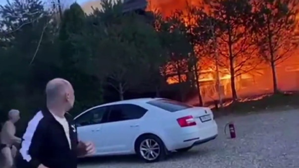 Очевидцы запечатлели мощный пожар, уничтоживший турбазу в Краснодарском крае