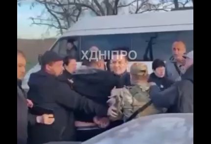 «Иди, б****, на войну». Жители украинского Никополя отбили у военкомов мужчину