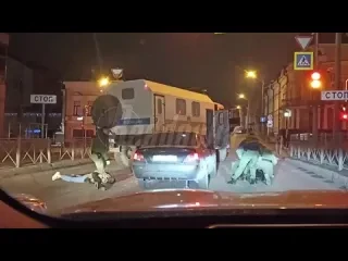 Моментальная карма: в Казани шпана оскорбляла  сотрудников полиции  и попыталась скрыться