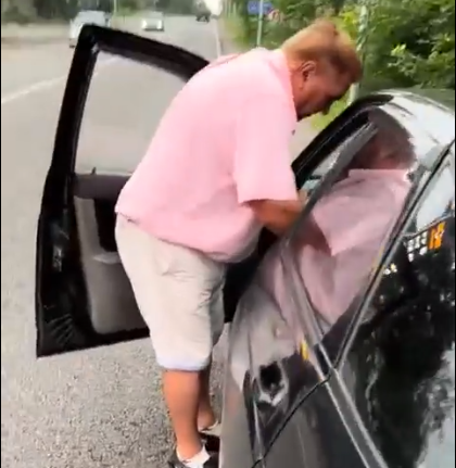 В Одессе полицейские остановили мужика и попросили показать документы