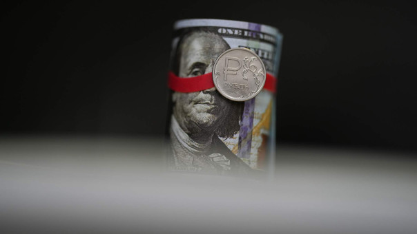 Деньги в отпуске: валютная выручка России сидит в иностранных активах