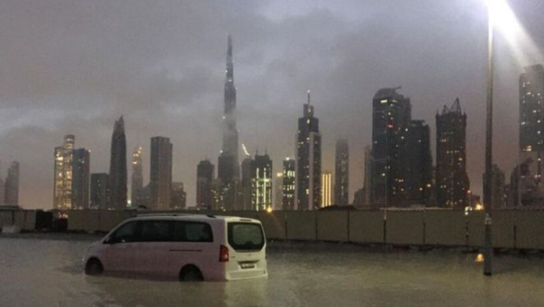 Дубай затопило из-за диких дождей. Авиарейсы отменены, жителей просят оставаться дома.