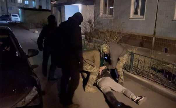 Лицом в асфальт: ФСБ жестко задержала украинского шпиона в Приморье.