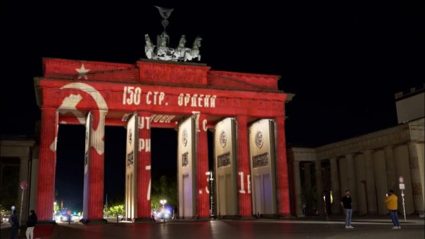 В Берлине Бранденбургские ворота окрасились Знаменем Победы