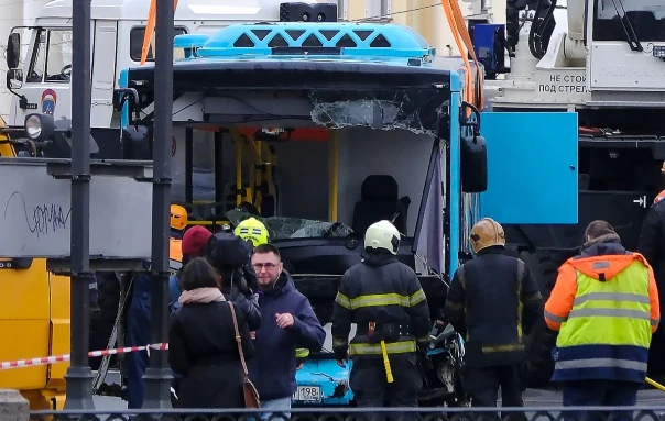 Экспертиза не выявила проблем с тормозами у упавшего в Мойку автобуса