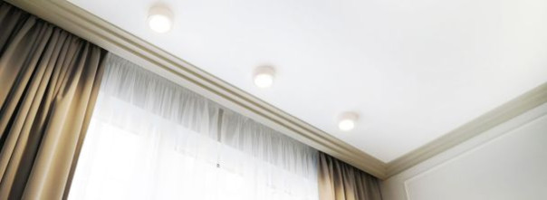 Натяжные потолки со скрытым карнизом: преимущества, виды, монтаж