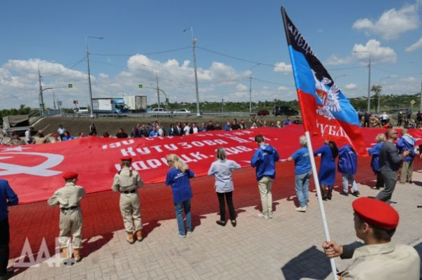 Знамя Победы развернули у памятника «азовстальцам» во вторую годовщину освобождения Мариуполя