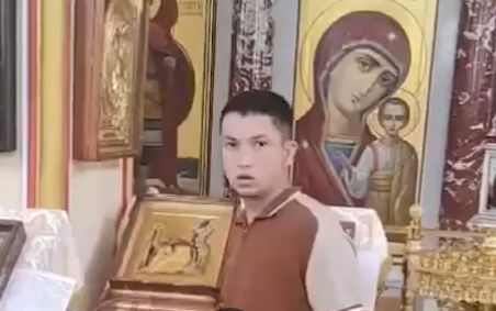 Мигрант пришел в церковь на юго-западе Москвы, задул свечи, а затем напал на прихожанку