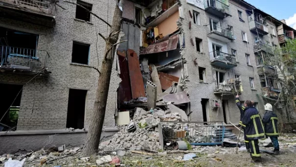 В Луганске извлекли из-под завалов дома тела еще двух человек