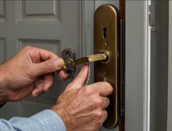 человек, открывающий дверь с ключом, который был открыт