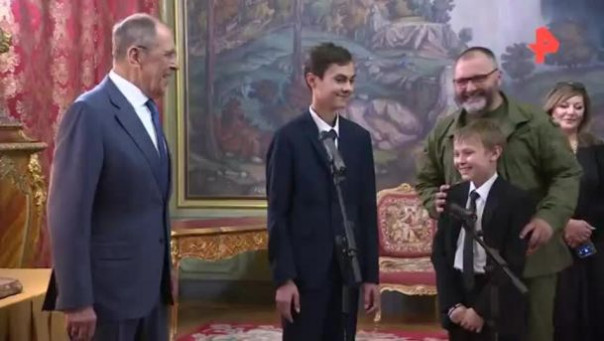 "Вы сейчас делаете историю РФ": Лавров пообщался с мальчиками с новых территорий