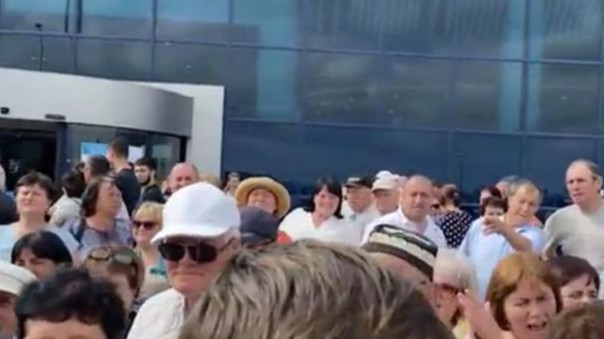 Пограничники в аэропорту Кишинева рвут паспорта возвратившимся из РФ