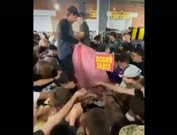 Конец эпохи бедности: в Киеве мужчины устроили давку в магазине секонд-хенда (видео дна)