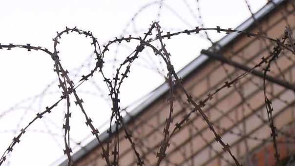 В захваченном СИЗО слышны автоматные очереди и хлопки светошумовых гранат.