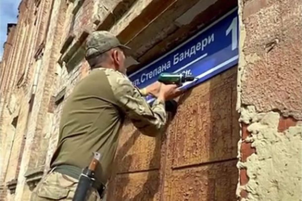 Правосеки самовольно переименовали улицу Академика Павлова в улицу Бандеры.