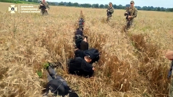 «Напрасно выброшенные деньги». На Украине похвастались очередной партией пойманных уклонистов