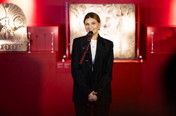 Все по-Оруэллу: Зеленская анонсировала «уроки счастья» по американской методике в школах Украины