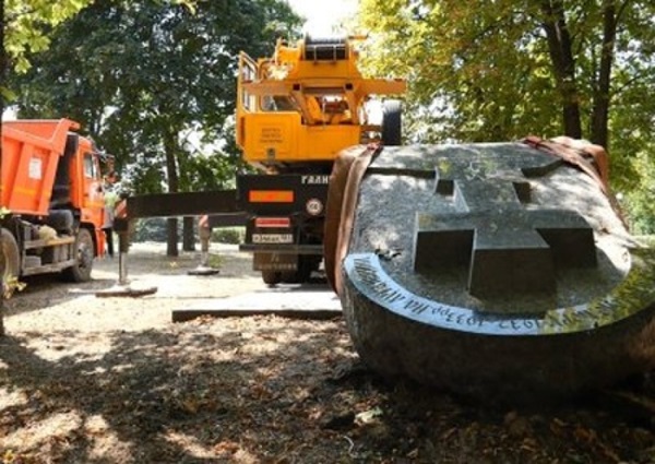 Власти Луганска убрали украинский памятник «Жертвам голодомора»