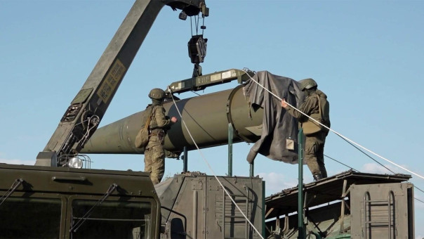 Военные на нестратегических ядерных учениях начали снаряжать ракеты-носители