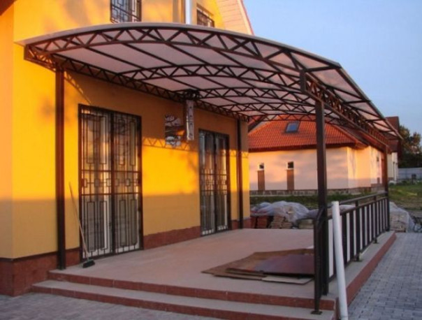 Навесы из поликарбоната для пристройки к дому: выбор и монтаж