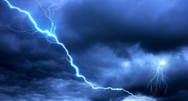 Молния ударила в группу людей в подмосковном парке "Патриот"